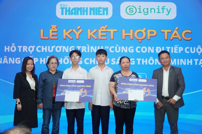 Báo Thanh Niên ký kết hợp tác với Signify Việt Nam đồng hành chương trình“Cùng con đi tiếp cuộc đời"- Ảnh 7. Báo Thanh Niên ký kết hợp tác với Signify Việt Nam đồng hành chương trình“Cùng con đi tiếp cuộc đời"- Ảnh 7.