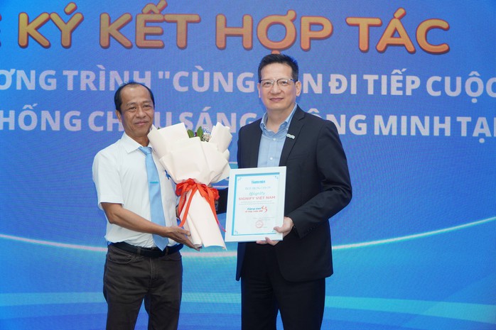 Báo Thanh Niên ký kết hợp tác với Signify Việt Nam đồng hành chương trình“Cùng con đi tiếp cuộc đời"- Ảnh 11. Báo Thanh Niên ký kết hợp tác với Signify Việt Nam đồng hành chương trình“Cùng con đi tiếp cuộc đời"- Ảnh 11.