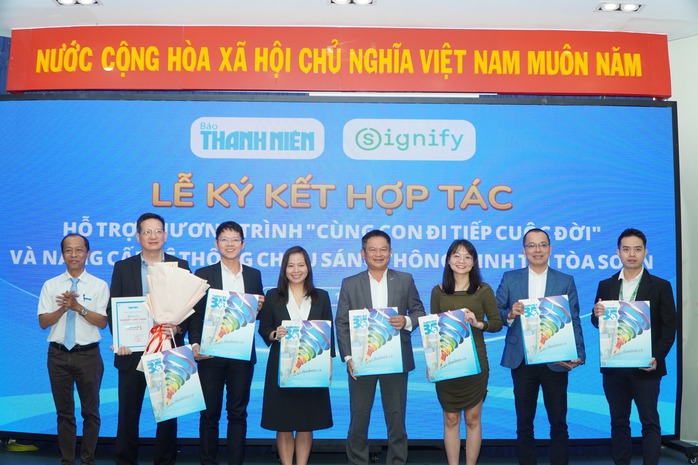 Báo Thanh Niên ký kết hợp tác với Signify Việt Nam đồng hành chương trình“Cùng con đi tiếp cuộc đời"- Ảnh 12. Báo Thanh Niên ký kết hợp tác với Signify Việt Nam đồng hành chương trình“Cùng con đi tiếp cuộc đời"- Ảnh 12.