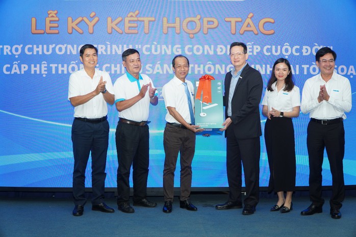 Báo Thanh Niên ký kết hợp tác với Signify Việt Nam đồng hành chương trình“Cùng con đi tiếp cuộc đời"- Ảnh 13. Báo Thanh Niên ký kết hợp tác với Signify Việt Nam đồng hành chương trình“Cùng con đi tiếp cuộc đời"- Ảnh 13.