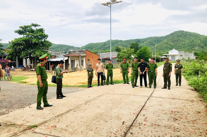 Sau mâu thuẫn, con rể nổ súng nhiều phát vào nhà cha vợ, cướp xe máy bỏ trốn- Ảnh 1. Sau mâu thuẫn, con rể nổ súng nhiều phát vào nhà cha vợ, cướp xe máy bỏ trốn- Ảnh 1.