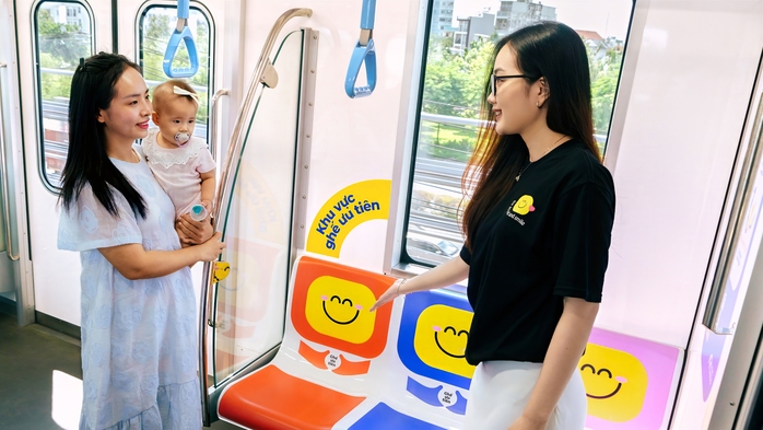 Chiến dịch lạ trên metro số 1 khiến hành khách ấm lòng- Ảnh 3. Chiến dịch lạ trên metro số 1 khiến hành khách ấm lòng- Ảnh 3.