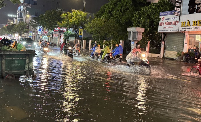Nhiều chuyến bay bị ảnh hưởng do thời tiết xấu tại sân bay Đà Nẵng- Ảnh 4. Nhiều chuyến bay bị ảnh hưởng do thời tiết xấu tại sân bay Đà Nẵng- Ảnh 4.