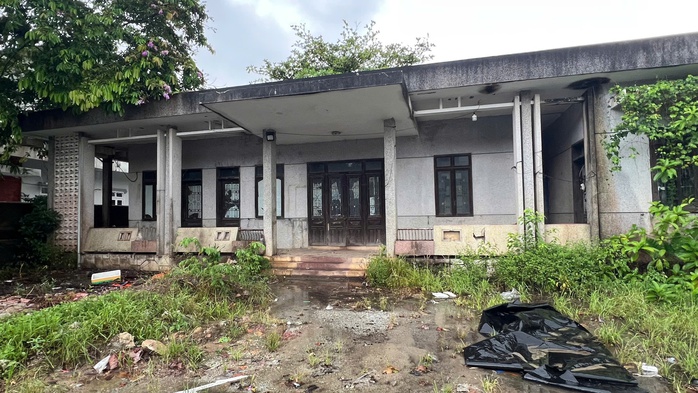 Bí ẩn những ngôi nhà hoang ven Quốc lộ 49 ở cố đô Huế - Ảnh 1.