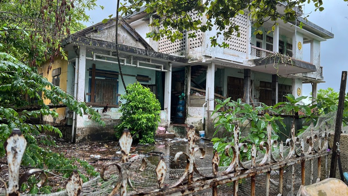 Bí ẩn những ngôi nhà hoang ven Quốc lộ 49 ở cố đô Huế - Ảnh 2.