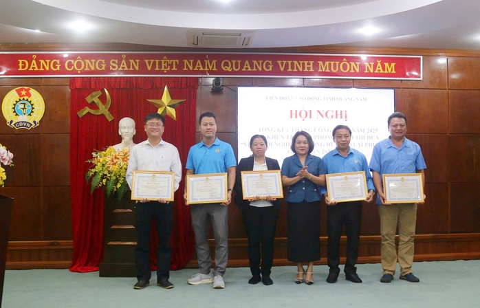 LĐLĐ Quảng Nam tặng bằng khen cho 17 tập thể, 15 cá nhân- Ảnh 1. LĐLĐ Quảng Nam tặng bằng khen cho 17 tập thể, 15 cá nhân- Ảnh 1.