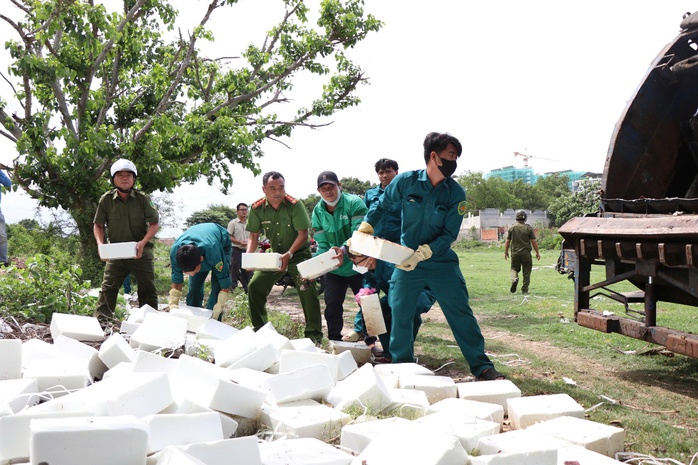 Xử lý hàng trăm viên nén nghi là phôi xà phòng bị đổ trộm sau trường học- Ảnh 1. Xử lý hàng trăm viên nén nghi là phôi xà phòng bị đổ trộm sau trường học- Ảnh 1.