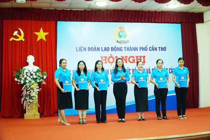Cần Thơ: Nhiều quyết định quan trọng về việc điều động cán bộ Công đoàn- Ảnh 1. Cần Thơ: Nhiều quyết định quan trọng về việc điều động cán bộ Công đoàn- Ảnh 1.