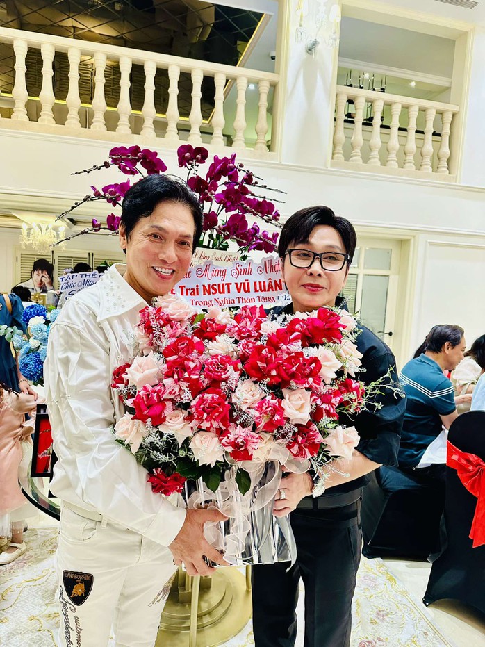 NSƯT Vũ Luân: "Hạnh phúc vì được sống trong yêu thương của khán giả" - Ảnh 6.