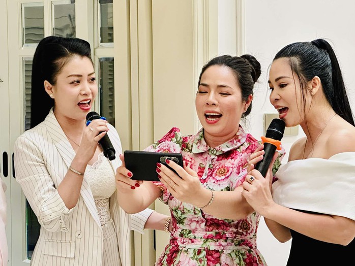 NSƯT Vũ Luân: "Hạnh phúc vì được sống trong yêu thương của khán giả" - Ảnh 2.