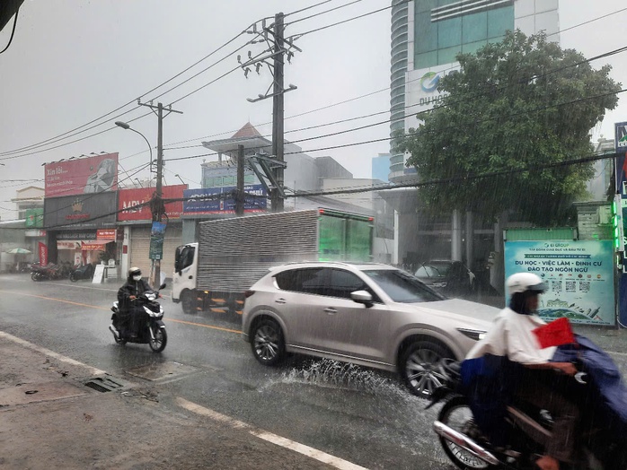 Giữa trưa, TP HCM tối sầm, mưa dông xối xả - Ảnh 7.