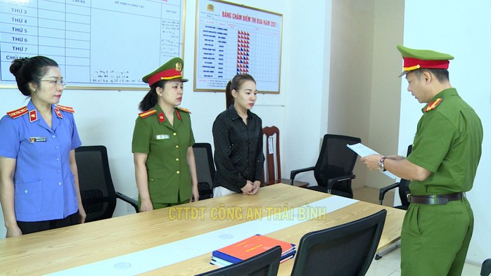 Công an thu giữ 3 tấn hàng giả là khô gà, khô bò, heo cháy tỏi- Ảnh 2. Công an thu giữ 3 tấn hàng giả là khô gà, khô bò, heo cháy tỏi- Ảnh 2.