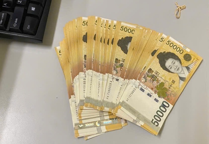 Bọc tiền gần 100 triệu đồng nằm chơ vơ ở sân bay- Ảnh 1. Bọc tiền gần 100 triệu đồng nằm chơ vơ ở sân bay- Ảnh 1.
