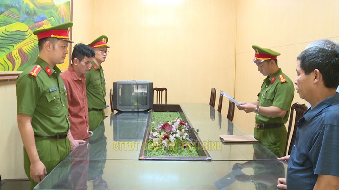 Công an thu giữ 3 tấn hàng giả là khô gà, khô bò, heo cháy tỏi- Ảnh 1. Công an thu giữ 3 tấn hàng giả là khô gà, khô bò, heo cháy tỏi- Ảnh 1.