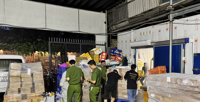 Bên trong kho lạnh ở TP HCM chứa hơn 70 tấn nội tạng, thịt không rõ nguồn gốc- Ảnh 13. Bên trong kho lạnh ở TP HCM chứa hơn 70 tấn nội tạng, thịt không rõ nguồn gốc- Ảnh 13.