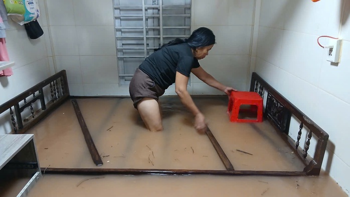 Cá nuôi lồng bè trên sông chết hàng loạt, người dân khóc ròng - Ảnh 5.
