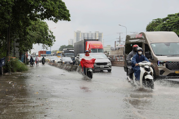 Giữa trưa, TP HCM tối sầm, mưa dông xối xả - Ảnh 4.
