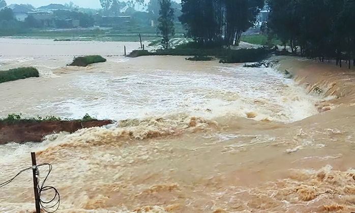 Quảng Bình: Không có chuyện vỡ đập Dạ Lam, chỉ phá đê quai để "giải cứu" thân đập chính - Ảnh 1.