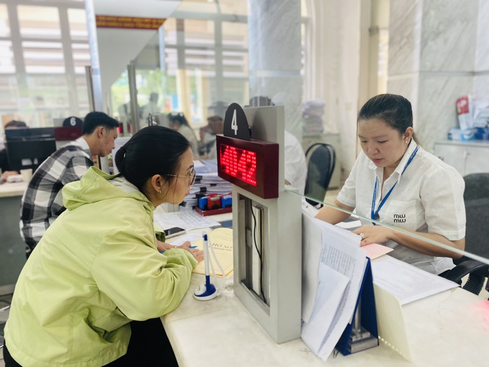 Chủ tịch UBND TP HCM: Không để người dân chờ quá 20 phút để nộp hồ sơ - Ảnh 1.