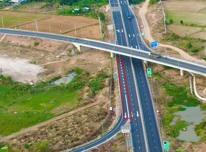 Tài xế kêu trời vì vạch kẻ “thách đố” trên tuyến cao tốc Vĩnh Hảo - Phan Thiết - Ảnh 2.