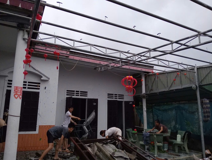 Lốc xoáy khiến hơn 30 nhà dân ở Hà Tĩnh bị tốc mái, hư hỏng nặng - Ảnh 1.