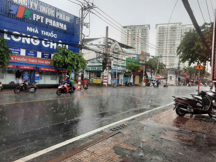 Giữa trưa, TP HCM tối sầm, mưa dông xối xả - Ảnh 5.