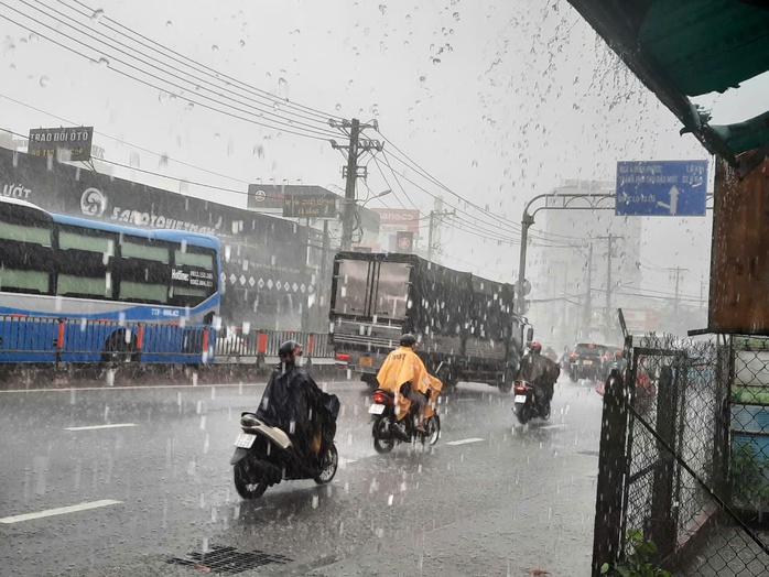 Giữa trưa, TP HCM tối sầm, mưa dông xối xả - Ảnh 6.