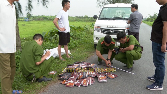Công an thu giữ 3 tấn hàng giả là khô gà, khô bò, heo cháy tỏi- Ảnh 3. Công an thu giữ 3 tấn hàng giả là khô gà, khô bò, heo cháy tỏi- Ảnh 3.