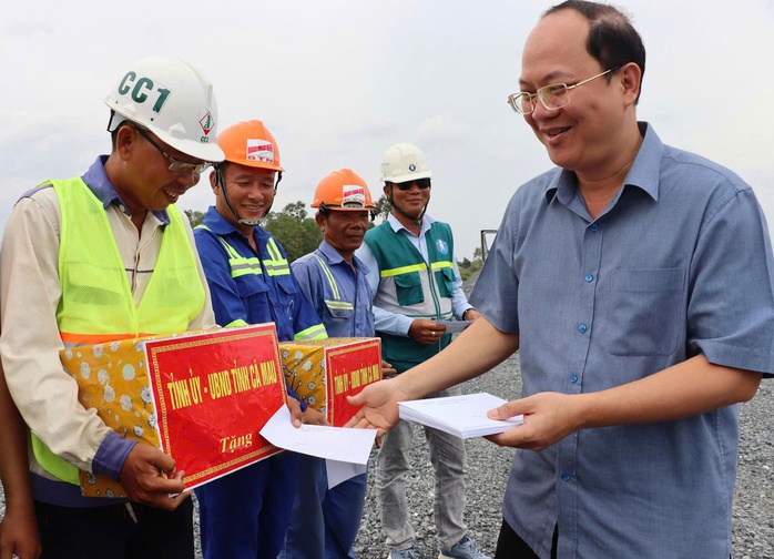 CLIP: Bí thư Tỉnh ủy Cà Mau động viên công nhân làm việc trên công trường cao tốc- Ảnh 1. CLIP: Bí thư Tỉnh ủy Cà Mau động viên công nhân làm việc trên công trường cao tốc- Ảnh 1.