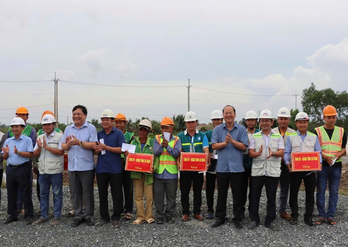 CLIP: Bí thư Tỉnh ủy Cà Mau động viên công nhân làm việc trên công trường cao tốc- Ảnh 2. CLIP: Bí thư Tỉnh ủy Cà Mau động viên công nhân làm việc trên công trường cao tốc- Ảnh 2.