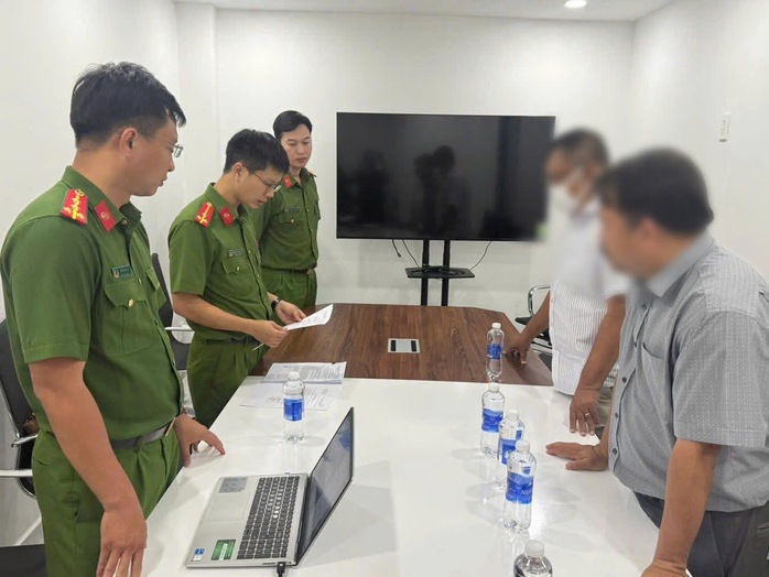 Phanh phui đường dây làm giả phiếu quan trắc môi trường, khởi tố 17 bị can - Ảnh 1.