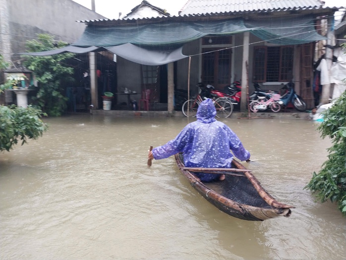 Cận cảnh khu làng cổ Phước Tích trong cơn lũ "trăm năm có một" - Ảnh 13.