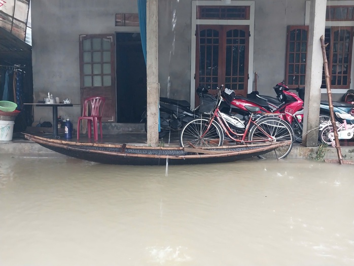 Cận cảnh khu làng cổ Phước Tích trong cơn lũ "trăm năm có một" - Ảnh 11.