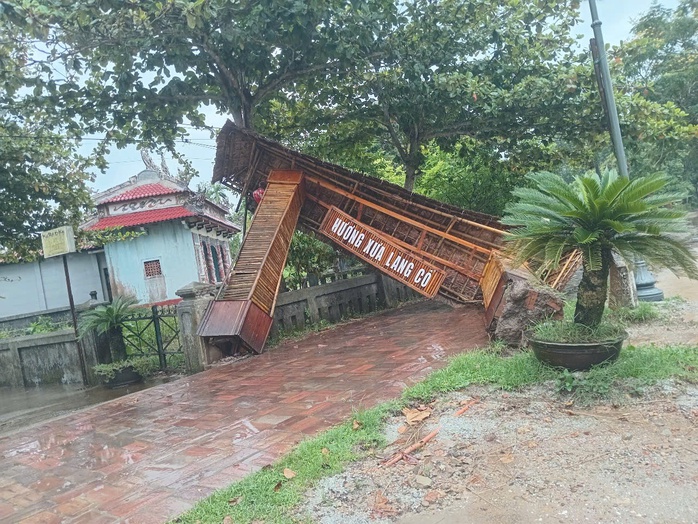 Cận cảnh khu làng cổ Phước Tích trong cơn lũ "trăm năm có một" - Ảnh 2.