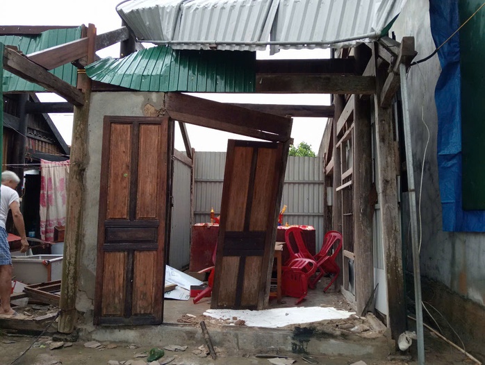 Lốc xoáy khiến hơn 30 nhà dân ở Hà Tĩnh bị tốc mái, hư hỏng nặng - Ảnh 5.