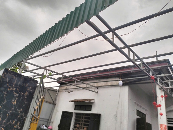Lốc xoáy khiến hơn 30 nhà dân ở Hà Tĩnh bị tốc mái, hư hỏng nặng - Ảnh 3.