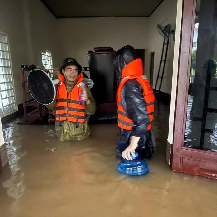 Quảng Trị: Hàng ngàn nhà dân bị ngập lụt, giao thông nhiều nơi tê liệt- Ảnh 2. Quảng Trị: Hàng ngàn nhà dân bị ngập lụt, giao thông nhiều nơi tê liệt- Ảnh 2.