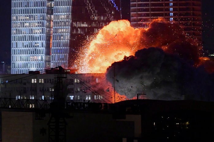 Iran phóng hàng trăm tên lửa vào Israel trong đêm, tuyên bố bắn hạ 2 chiếc F-35- Ảnh 3. Iran phóng hàng trăm tên lửa vào Israel trong đêm, tuyên bố bắn hạ 2 chiếc F-35- Ảnh 3.