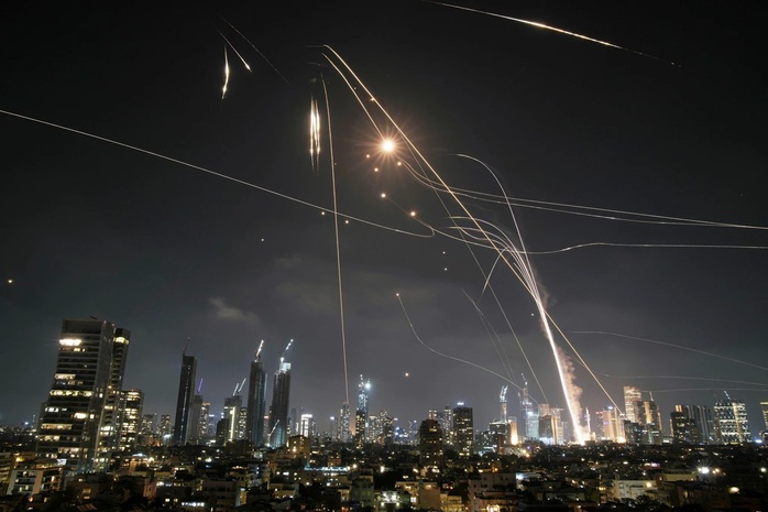 Iran phóng hàng trăm tên lửa vào Israel trong đêm, tuyên bố bắn hạ 2 chiếc F-35- Ảnh 2. Iran phóng hàng trăm tên lửa vào Israel trong đêm, tuyên bố bắn hạ 2 chiếc F-35- Ảnh 2.
