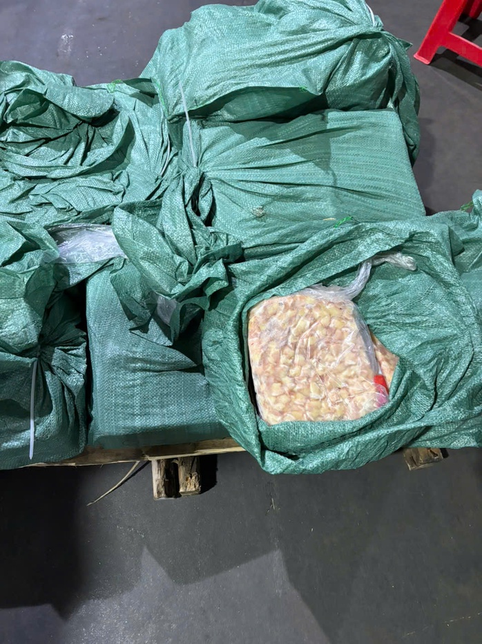 Bên trong kho lạnh ở TP HCM chứa hơn 70 tấn nội tạng, thịt không rõ nguồn gốc- Ảnh 7. Bên trong kho lạnh ở TP HCM chứa hơn 70 tấn nội tạng, thịt không rõ nguồn gốc- Ảnh 7.