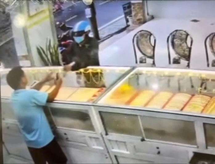 VIDEO: Đối tượng cướp vàng rồi bỏ chạy trong mưa- Ảnh 1. VIDEO: Đối tượng cướp vàng rồi bỏ chạy trong mưa- Ảnh 1.