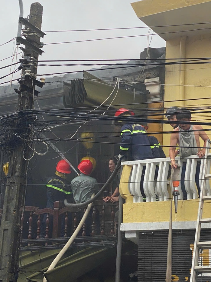 Kích hoạt hệ thống PCCC, kịp thời dập tắt vụ cháy nhà ở phố cổ Hội An - Ảnh 1.
