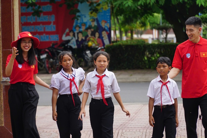 Chi hội Nhà báo thường trú Khánh Hòa tiếp sức cho trẻ em nghèo đến trường- Ảnh 1. Chi hội Nhà báo thường trú Khánh Hòa tiếp sức cho trẻ em nghèo đến trường- Ảnh 1.