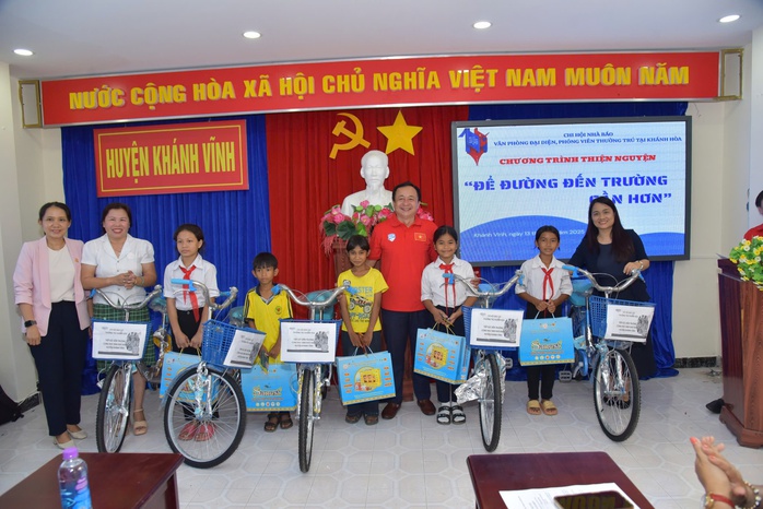 Chi hội Nhà báo thường trú Khánh Hòa tiếp sức cho trẻ em nghèo đến trường- Ảnh 3. Chi hội Nhà báo thường trú Khánh Hòa tiếp sức cho trẻ em nghèo đến trường- Ảnh 3.