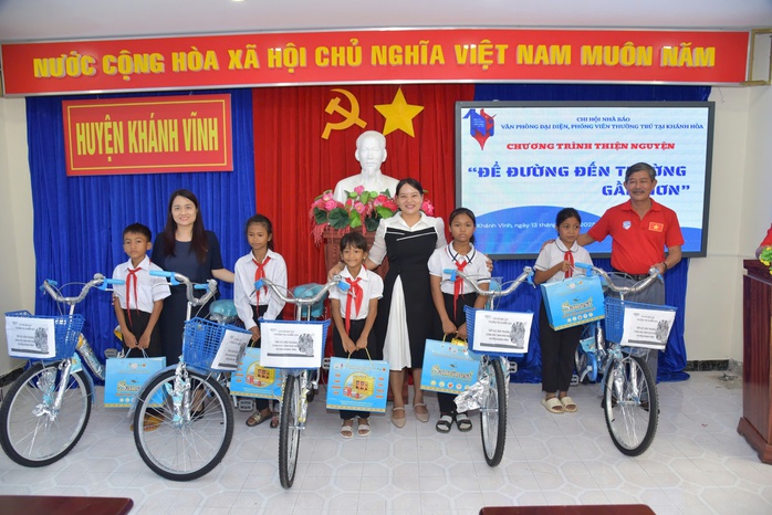 Chi hội Nhà báo thường trú Khánh Hòa tiếp sức cho trẻ em nghèo đến trường- Ảnh 2. Chi hội Nhà báo thường trú Khánh Hòa tiếp sức cho trẻ em nghèo đến trường- Ảnh 2.