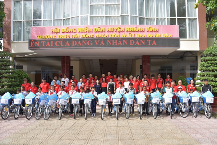 Chi hội Nhà báo thường trú Khánh Hòa tiếp sức cho trẻ em nghèo đến trường- Ảnh 5. Chi hội Nhà báo thường trú Khánh Hòa tiếp sức cho trẻ em nghèo đến trường- Ảnh 5.