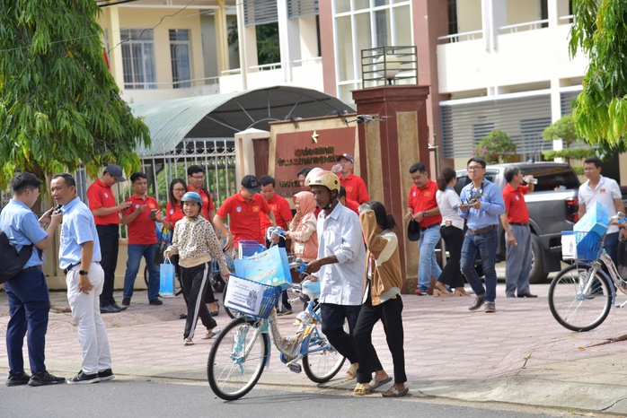 Chi hội Nhà báo thường trú Khánh Hòa tiếp sức cho trẻ em nghèo đến trường- Ảnh 7. Chi hội Nhà báo thường trú Khánh Hòa tiếp sức cho trẻ em nghèo đến trường- Ảnh 7.