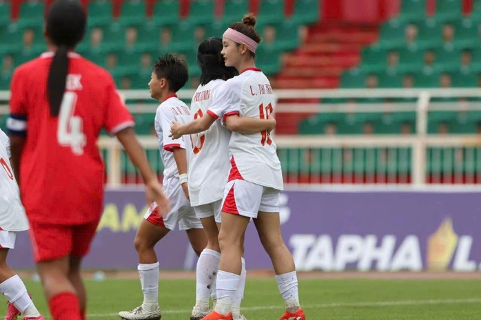 U19 nữ Việt Nam toàn thắng, ghi liền 18 bàn ở vòng bảng - Ảnh 1.