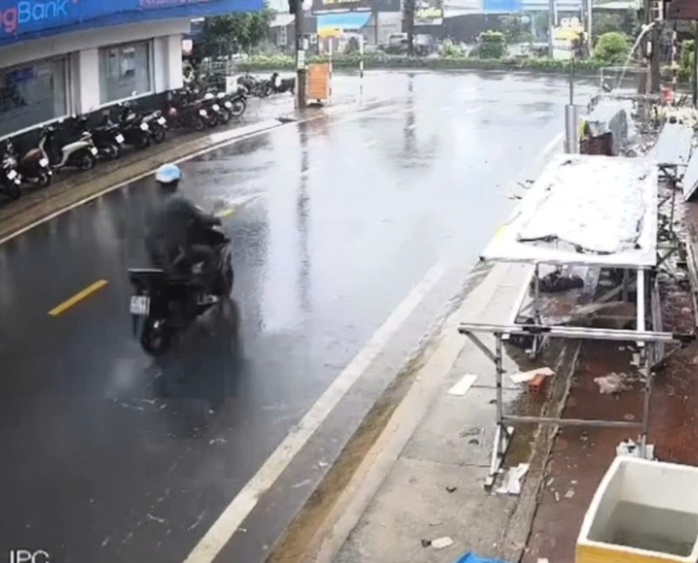 Vụ cướp vàng rồi bỏ chạy trong mưa: Hé lộ thời điểm nghi phạm bị bắt- Ảnh 1. Vụ cướp vàng rồi bỏ chạy trong mưa: Hé lộ thời điểm nghi phạm bị bắt- Ảnh 1.