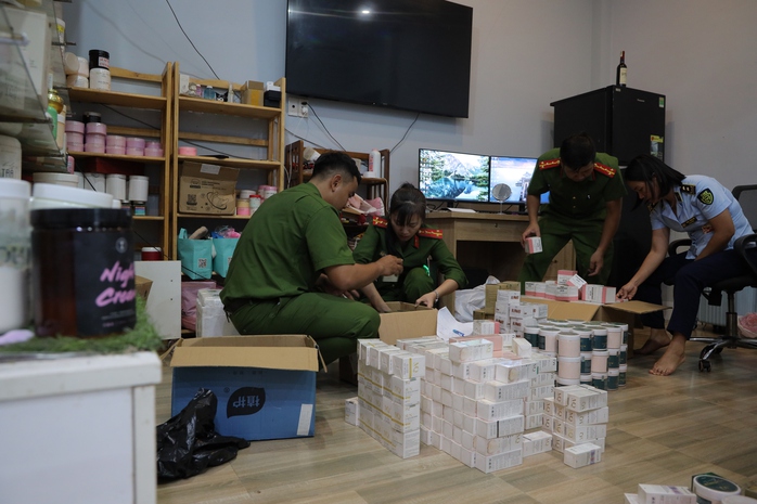Phát hiện đường dây sử dụng hoá chất sản xuất mỹ phẩm giả tuồn ra thị trường- Ảnh 1. Phát hiện đường dây sử dụng hoá chất sản xuất mỹ phẩm giả tuồn ra thị trường- Ảnh 1.